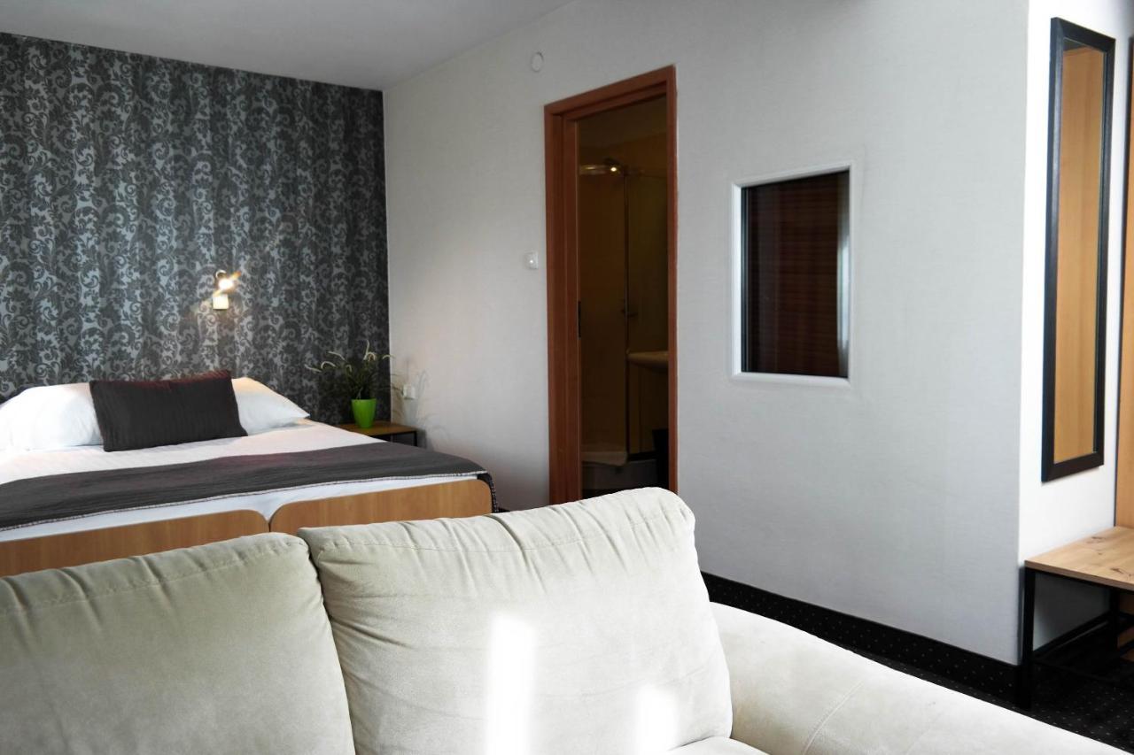 Hotel George Nadarzyn Esterno foto